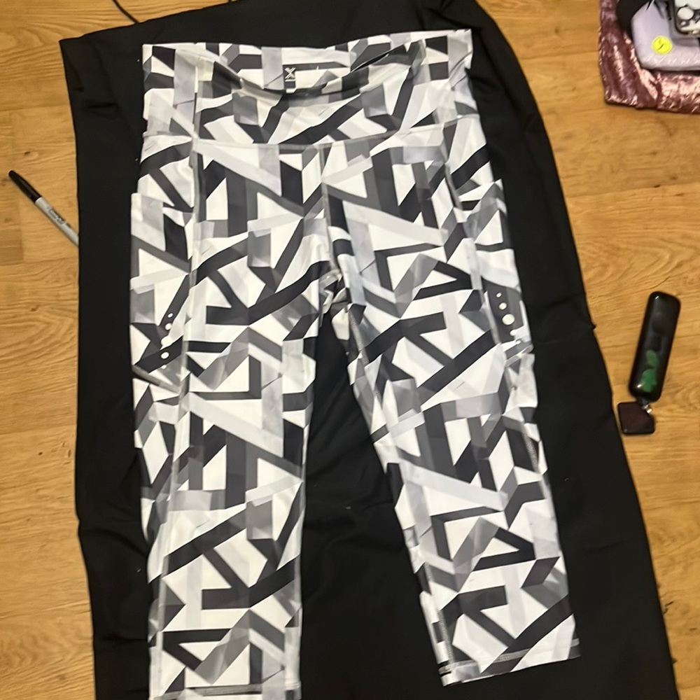 Capri athletic leggings with pockets